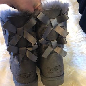 Mint condition gray bow Uggs 7